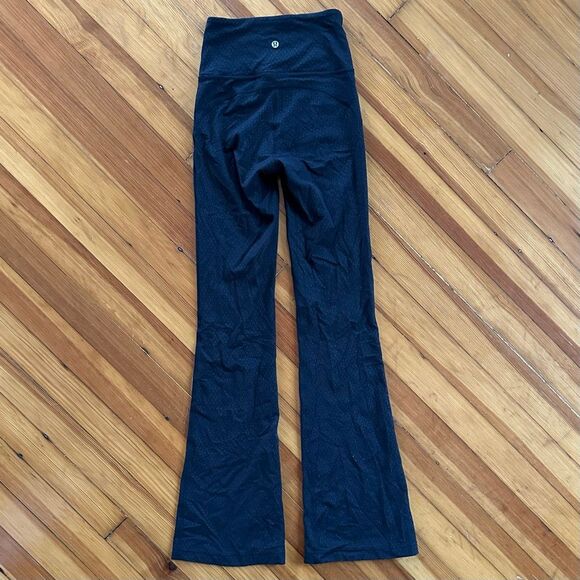 Lululemon Groove Super-High-Rise Flared Pant Nulu in Gradiate Geo Emboss Black S - Picture 3 of 8